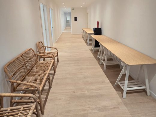 Couloir d'immeuble rénové et entretenu