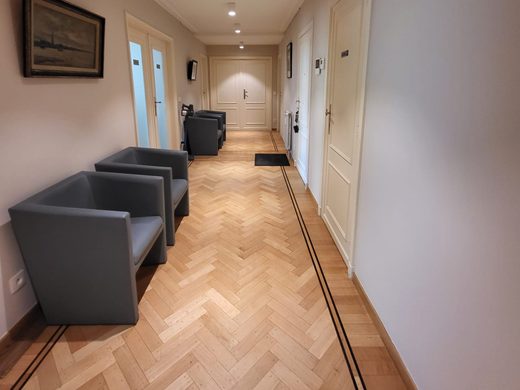 Hall avec parquet entretenu
