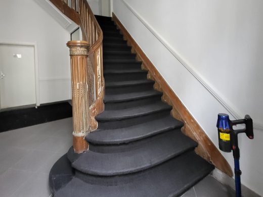 Cage d'escalier en cours d'entretien